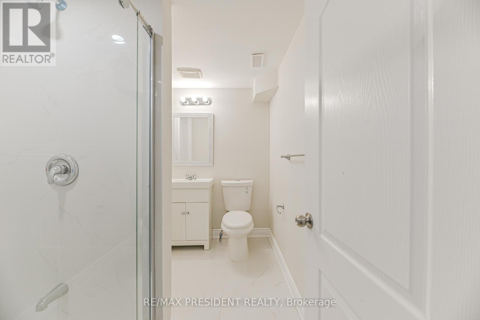 4 Lawnview Court, Brampton, ON - Indoor Photo Showing Bathroom