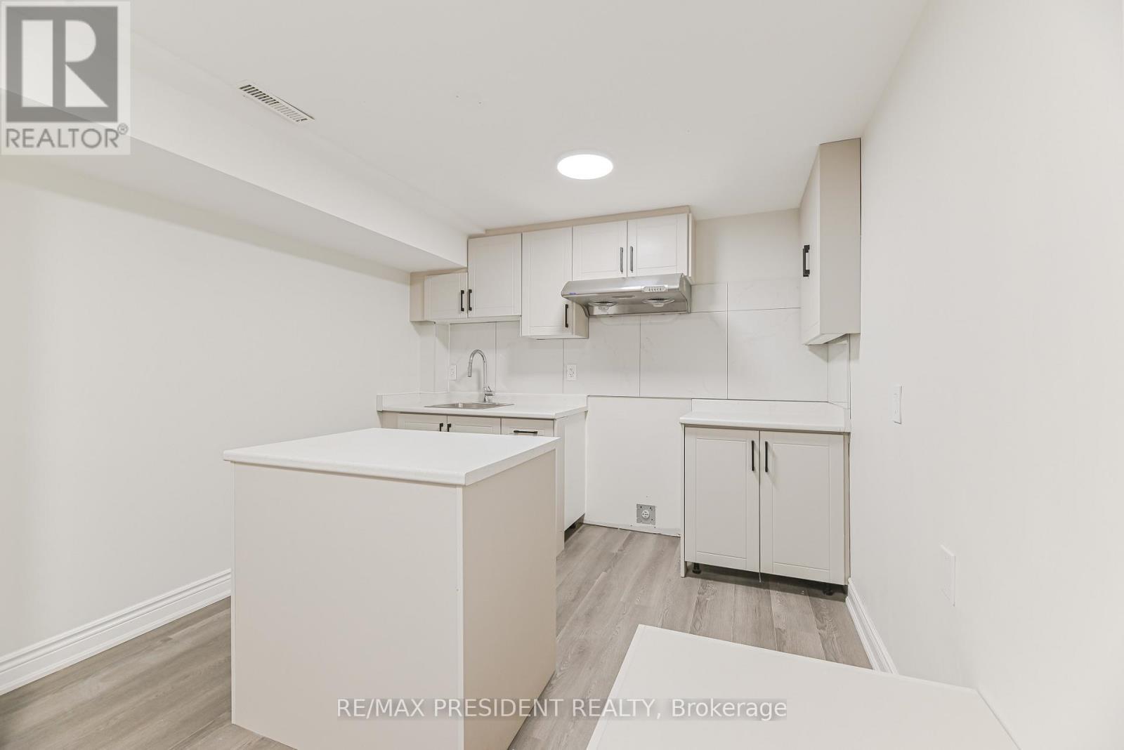 4 Lawnview Court, Brampton, ON - Indoor