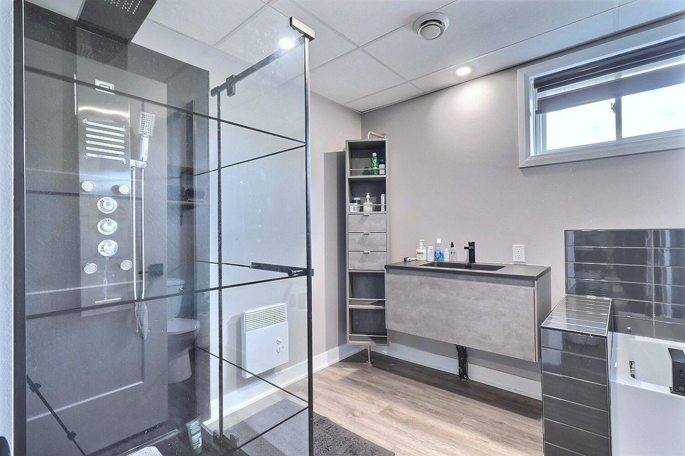 Salle de bains - 185 Rue Denis, Trois-Rivières, QC - Indoor Photo Showing Other Room