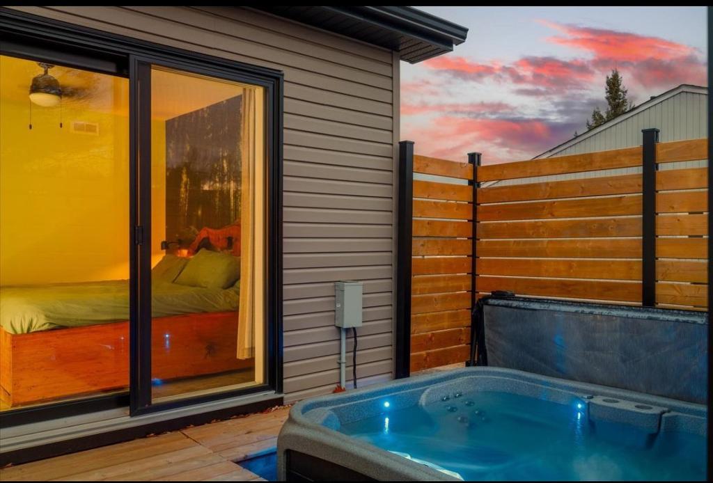 Hot tub - 185 Rue Denis, Trois-Rivières, QC - Outdoor With Exterior