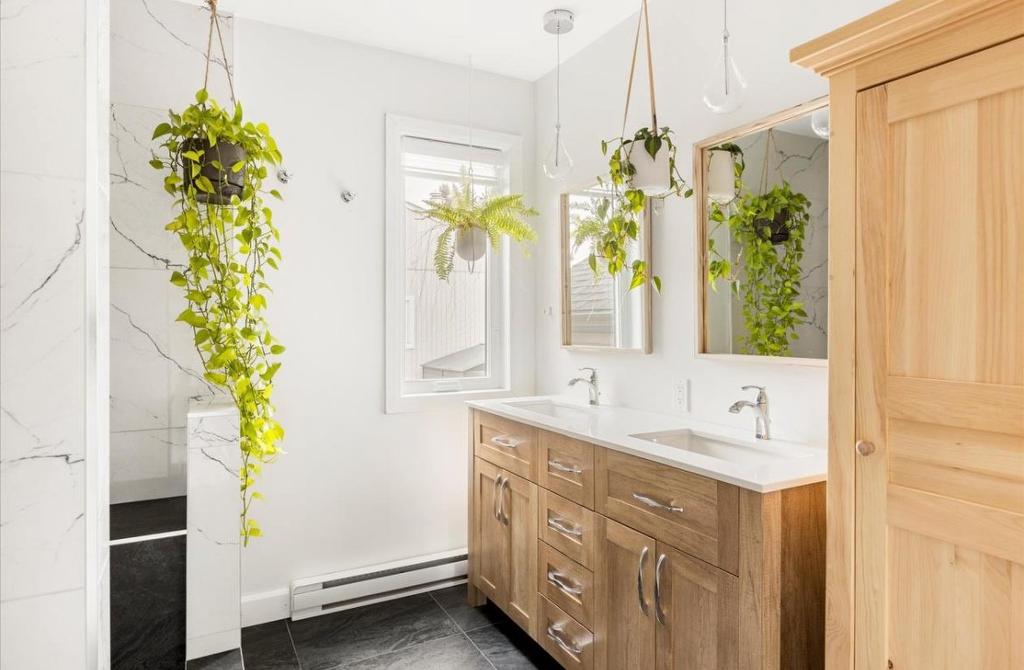 Bathroom - 185 Rue Denis, Trois-Rivières, QC - Indoor Photo Showing Bathroom