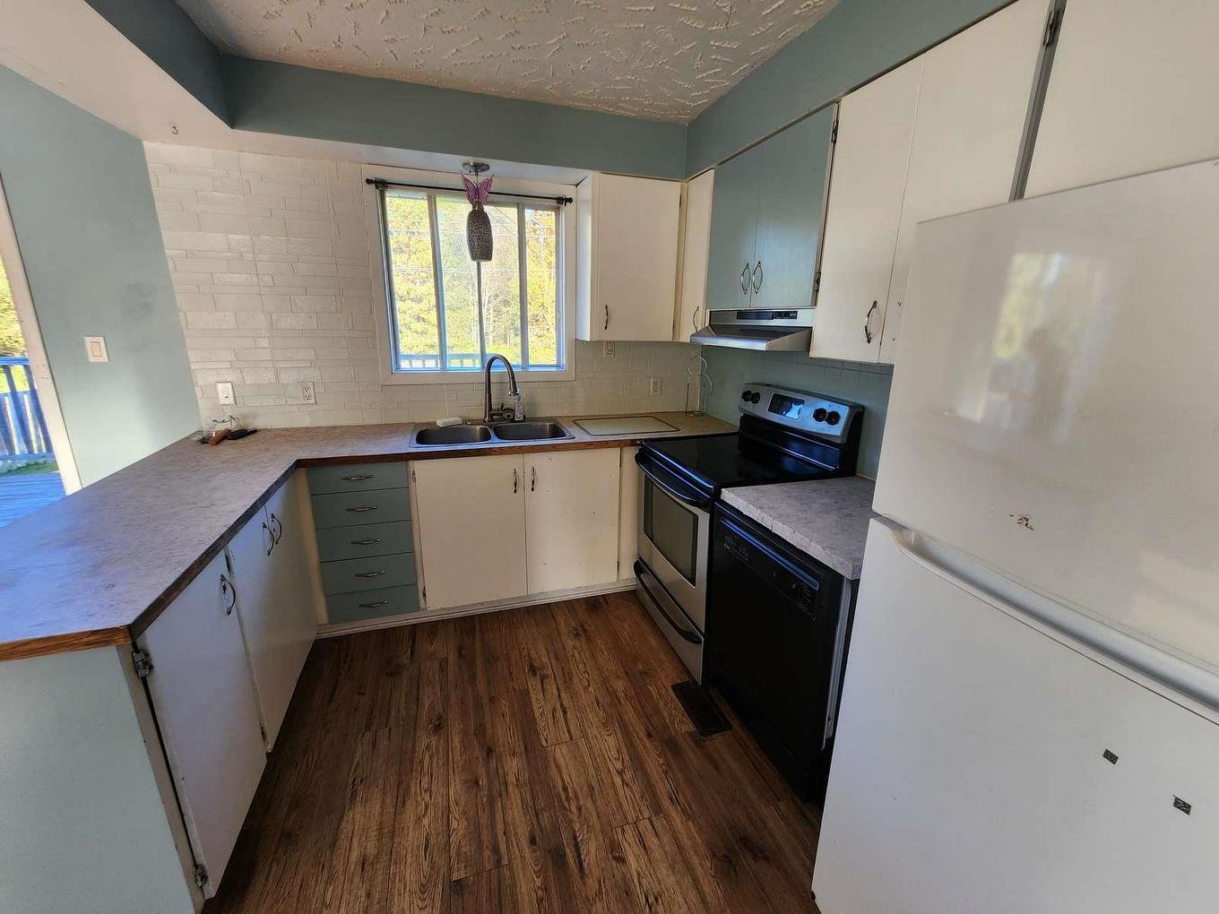 38 Eastgrove Crescent, Terrace Bay, ON - Indoor Photo Showing Kitchen With Double Sink