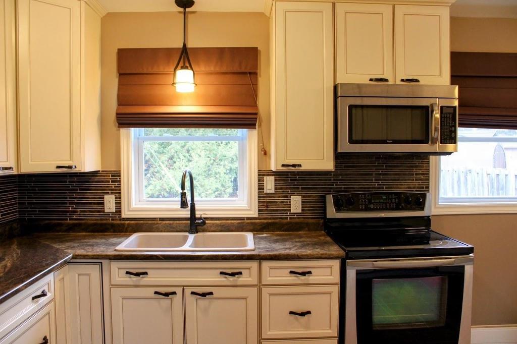33 Moose Drive, Manitouwadge, ON - Indoor Photo Showing Kitchen With Double Sink