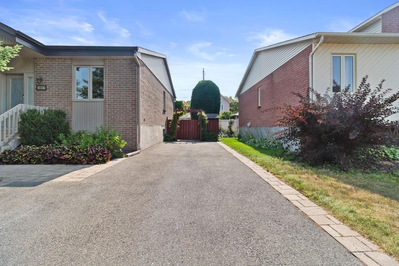 Parking - 3869 Rue Des Pervenches, Longueuil (Saint-Hubert), QC - Outdoor