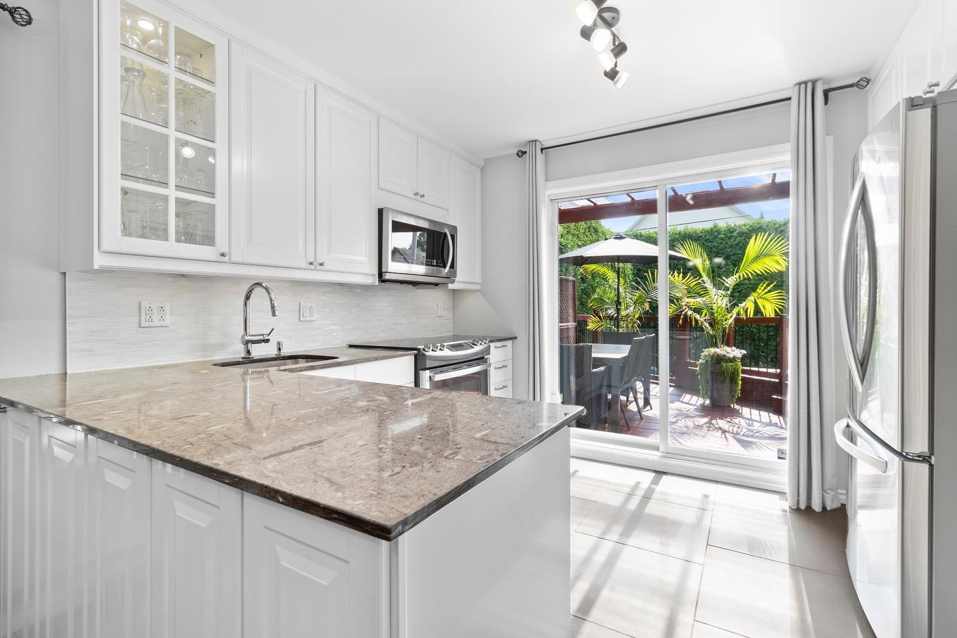 Kitchen - 3869 Rue Des Pervenches, Longueuil (Saint-Hubert), QC - Indoor Photo Showing Kitchen With Upgraded Kitchen