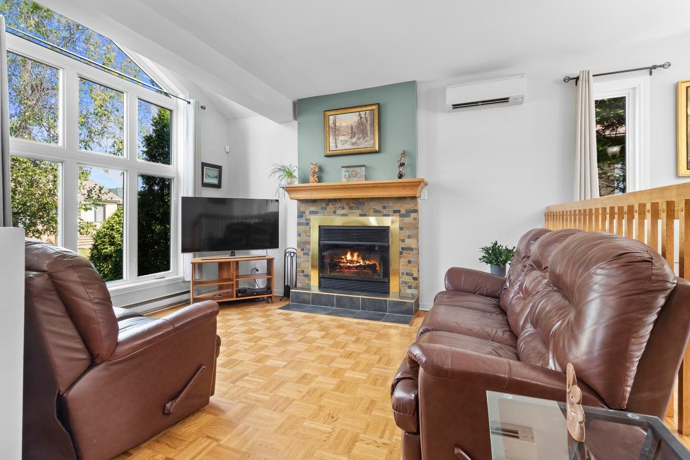 Living room - 3869 Rue Des Pervenches, Longueuil (Saint-Hubert), QC - Indoor Photo Showing Living Room With Fireplace