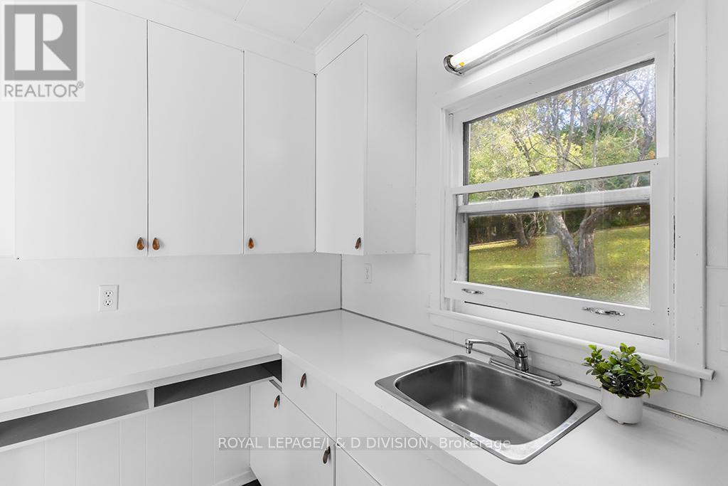 637202 Prince Of Wales Road, Mulmur, ON - Indoor Photo Showing Kitchen