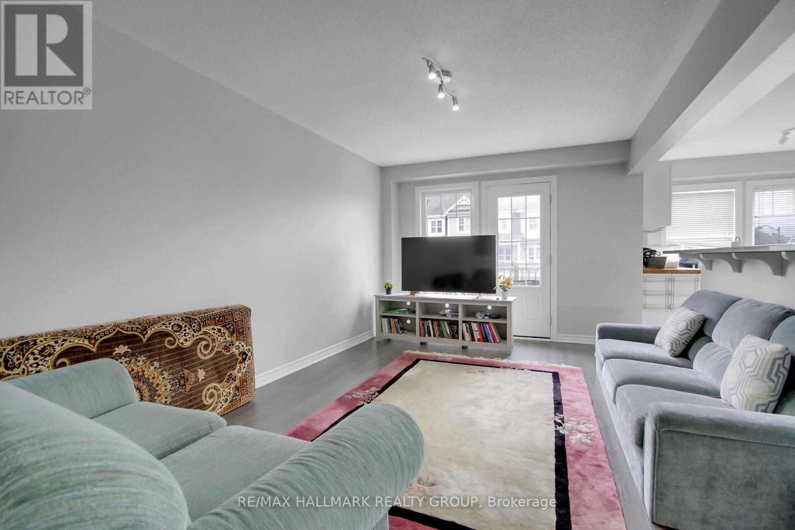 41 Maroma Street, Ottawa, ON - Indoor Photo Showing Living Room