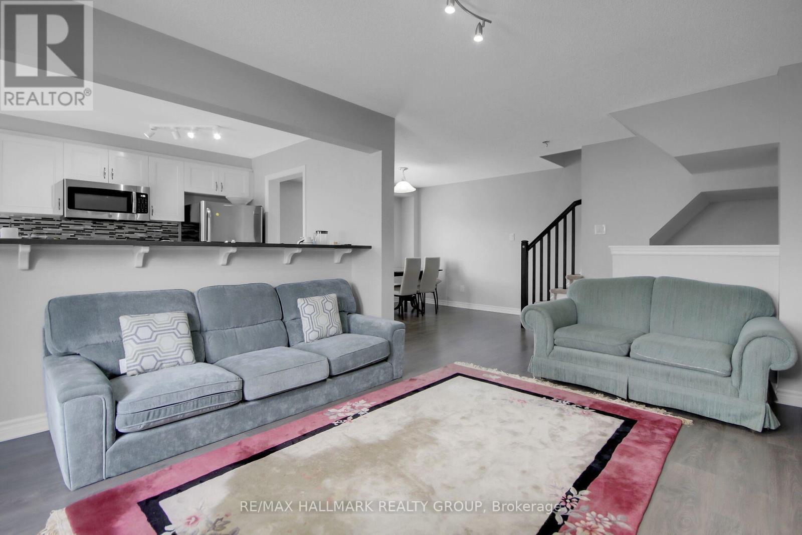 41 Maroma Street, Ottawa, ON - Indoor Photo Showing Living Room