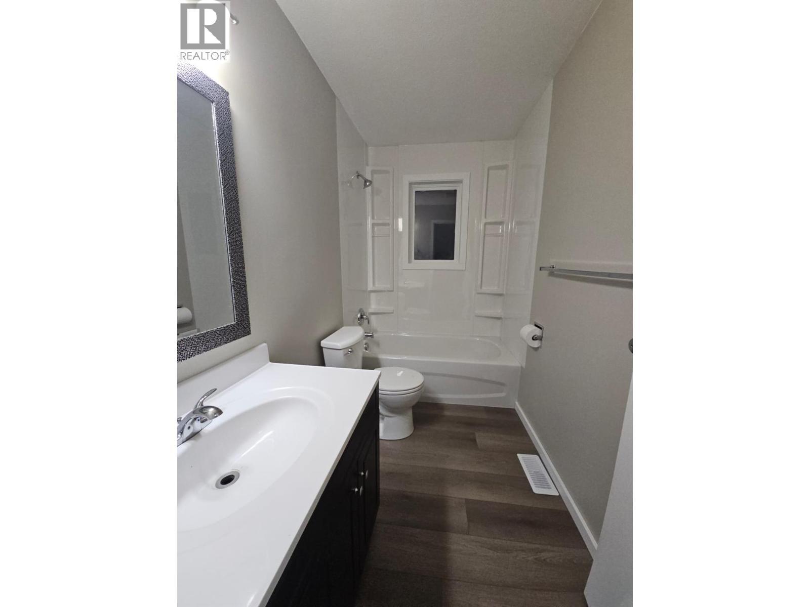 4801 52 Avenue Sw, Chetwynd, BC - Indoor Photo Showing Bathroom
