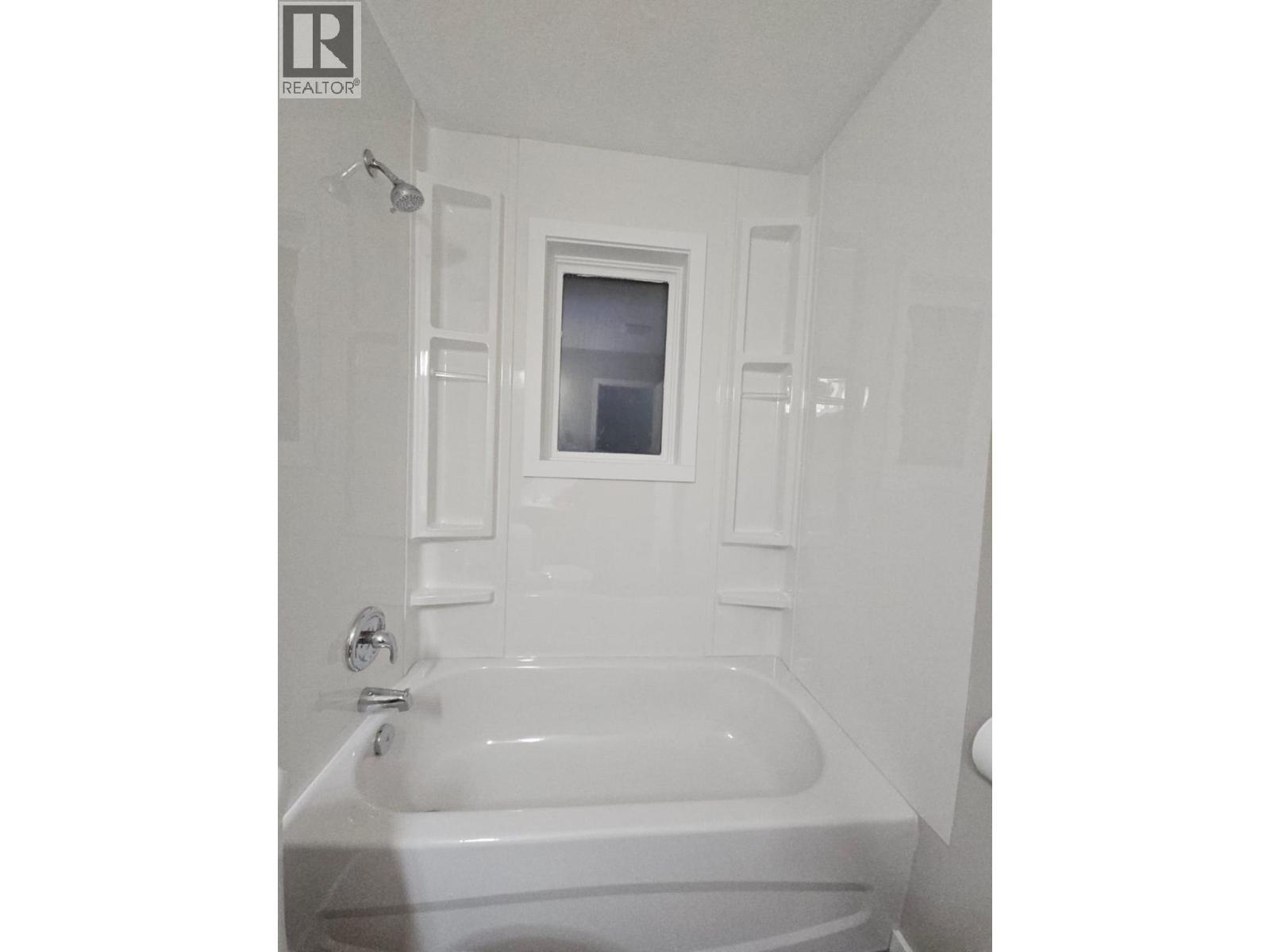 4801 52 Avenue Sw, Chetwynd, BC - Indoor Photo Showing Bathroom