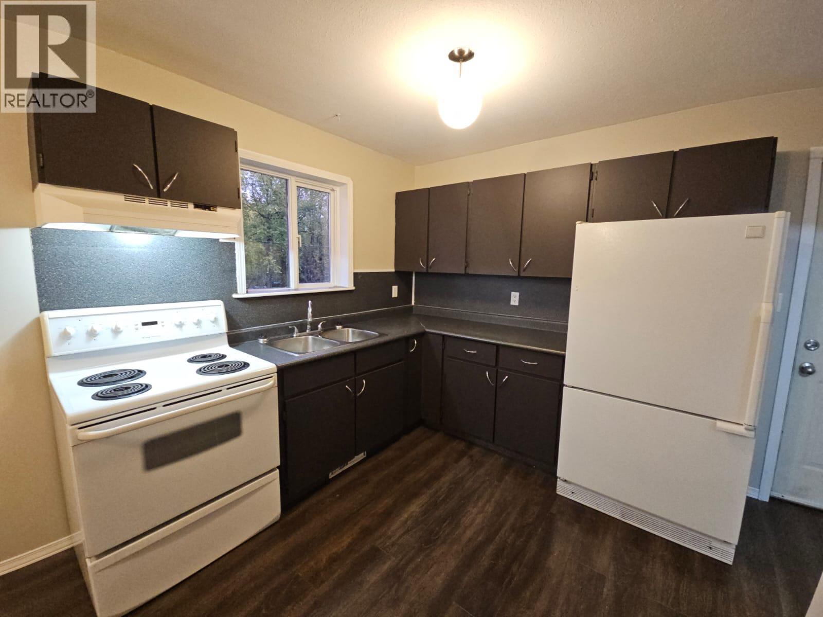 4801 52 Avenue Sw, Chetwynd, BC - Indoor Photo Showing Kitchen With Double Sink