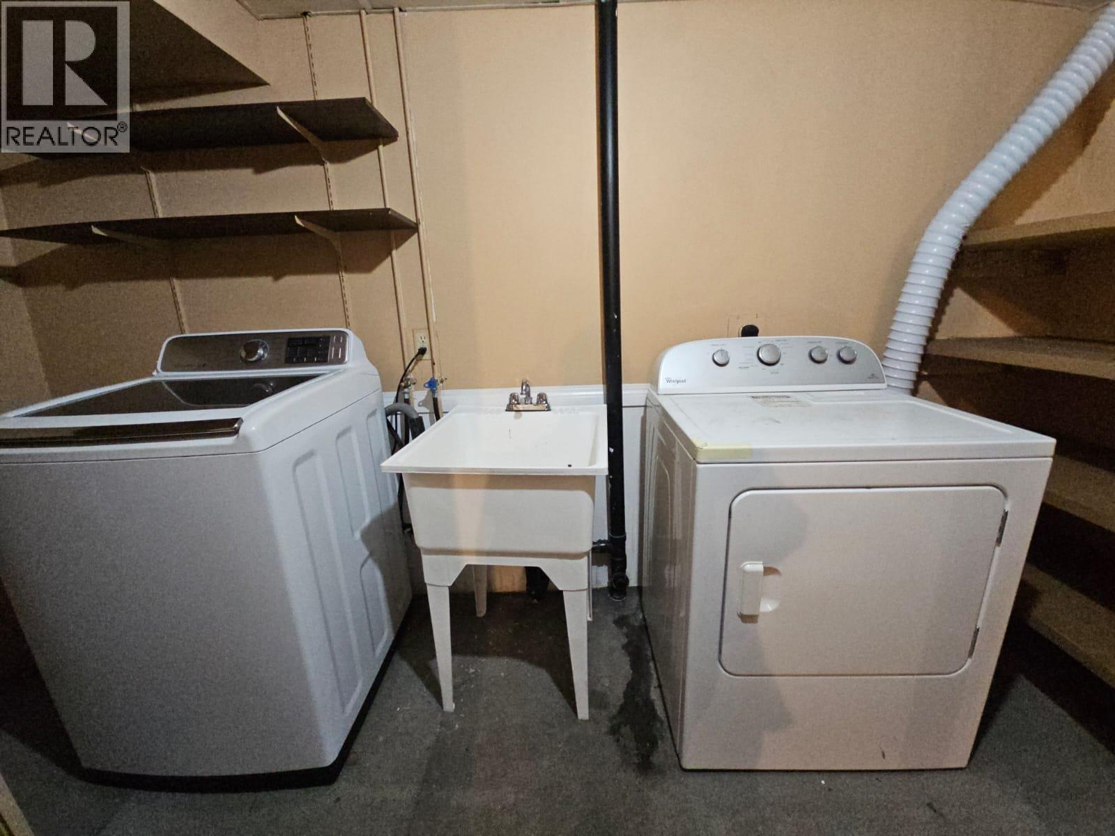 4801 52 Avenue Sw, Chetwynd, BC - Indoor Photo Showing Laundry Room