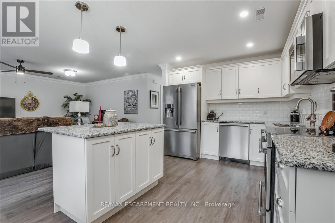 47 Bishop Reding Trail, Hamilton, ON - Indoor Photo Showing Kitchen With Upgraded Kitchen