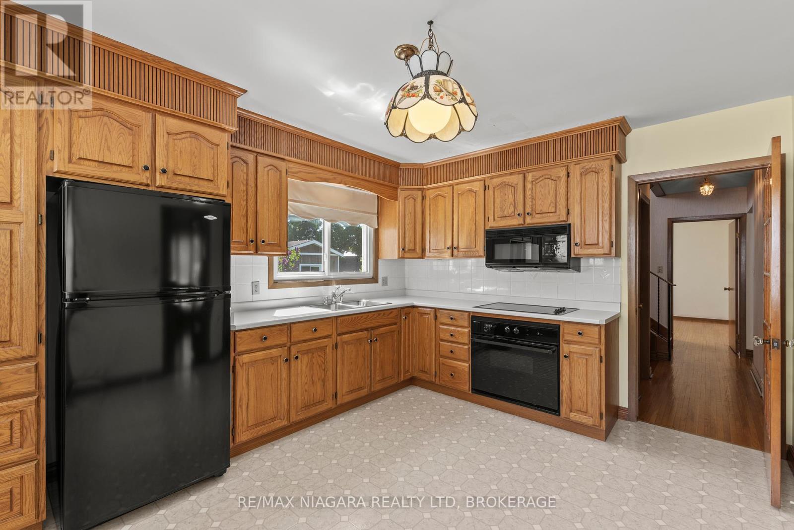 6628 Argyll Crescent, Niagara Falls (Arad/Fallsview), ON - Indoor Photo Showing Kitchen With Double Sink