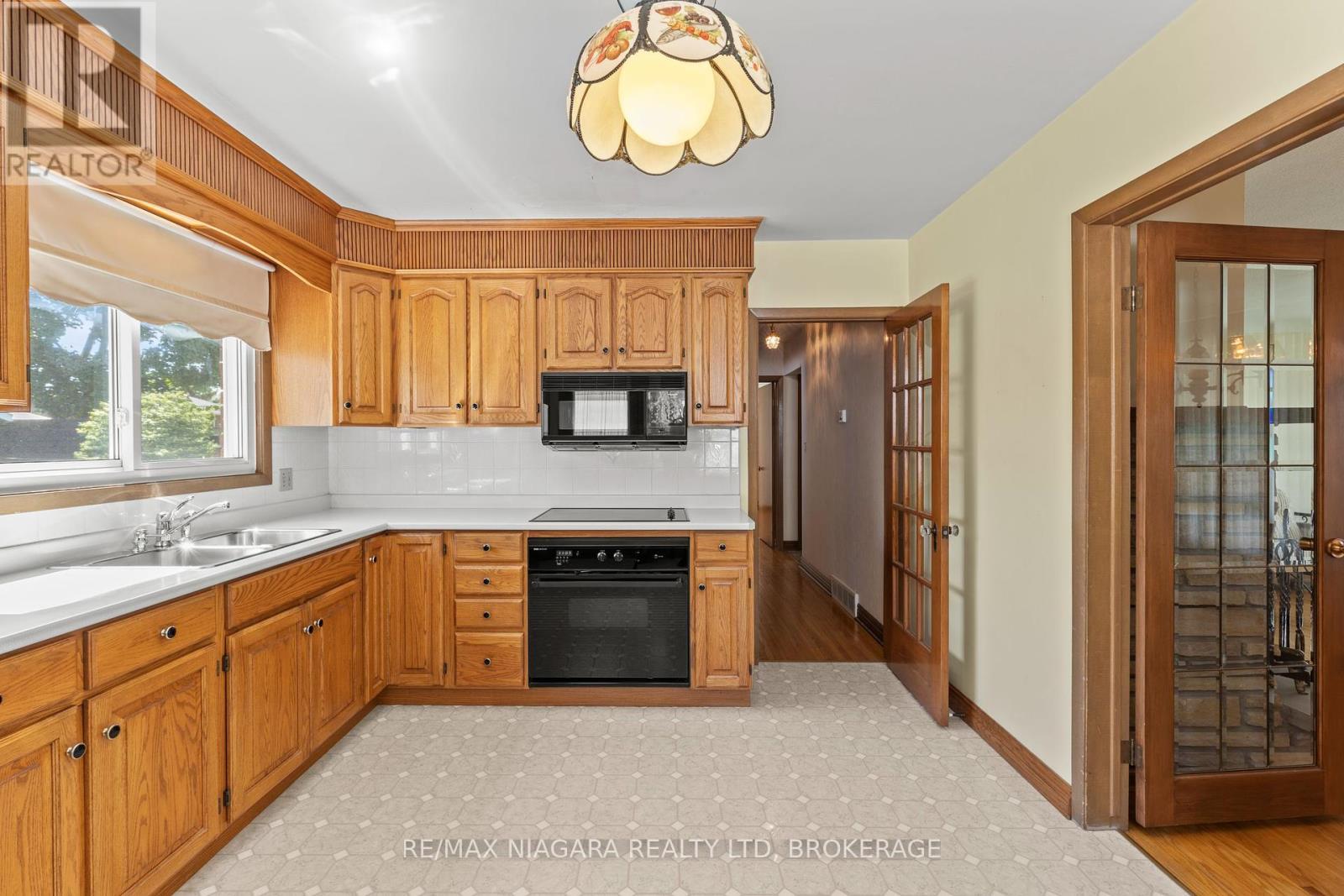 6628 Argyll Crescent, Niagara Falls (Arad/Fallsview), ON - Indoor Photo Showing Kitchen