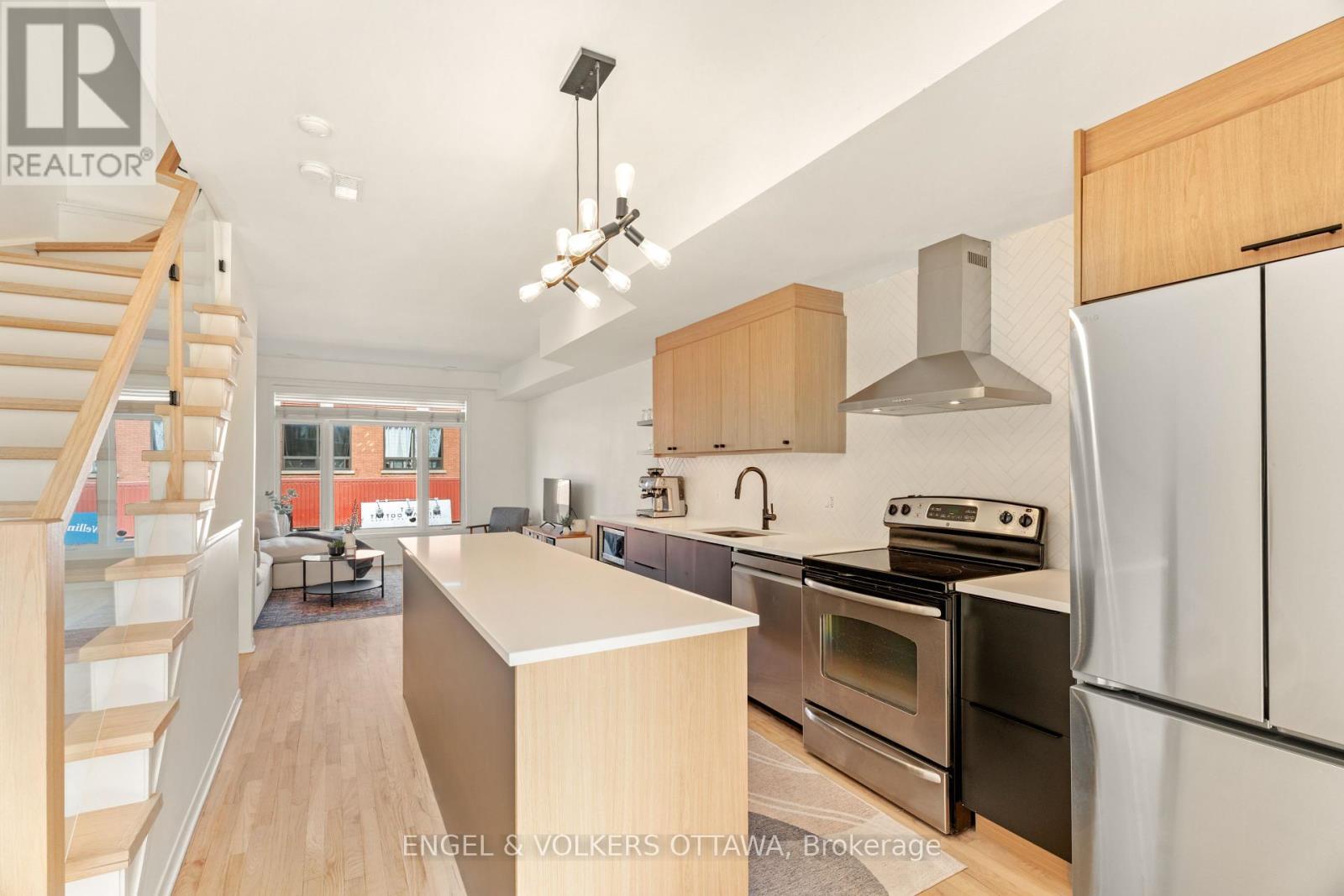 2 - 4 Sherbrooke Avenue, Ottawa, ON - Indoor Photo Showing Kitchen With Upgraded Kitchen
