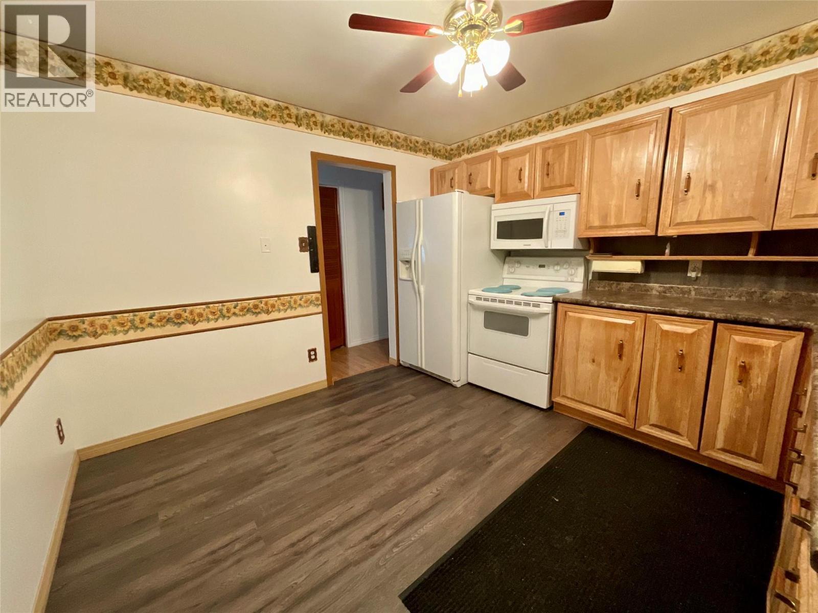 91 Wolverine Avenue, Tumbler Ridge, BC - Indoor Photo Showing Kitchen