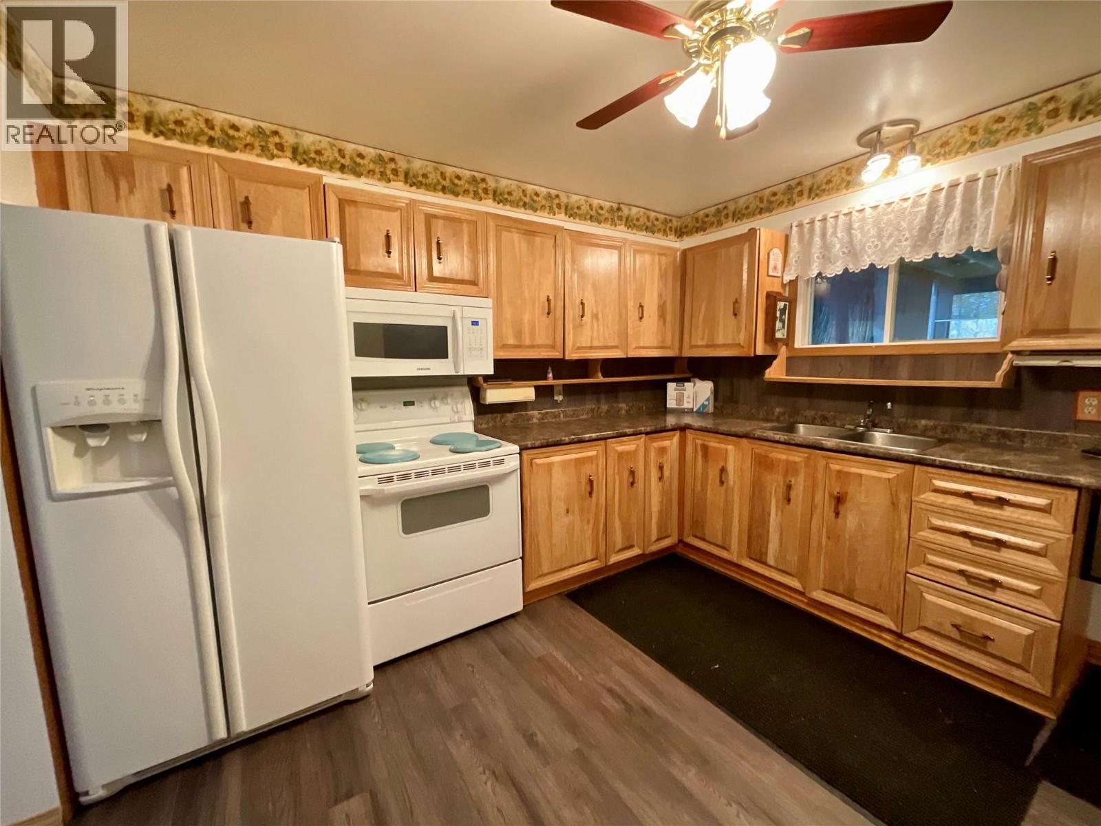 91 Wolverine Avenue, Tumbler Ridge, BC - Indoor Photo Showing Kitchen