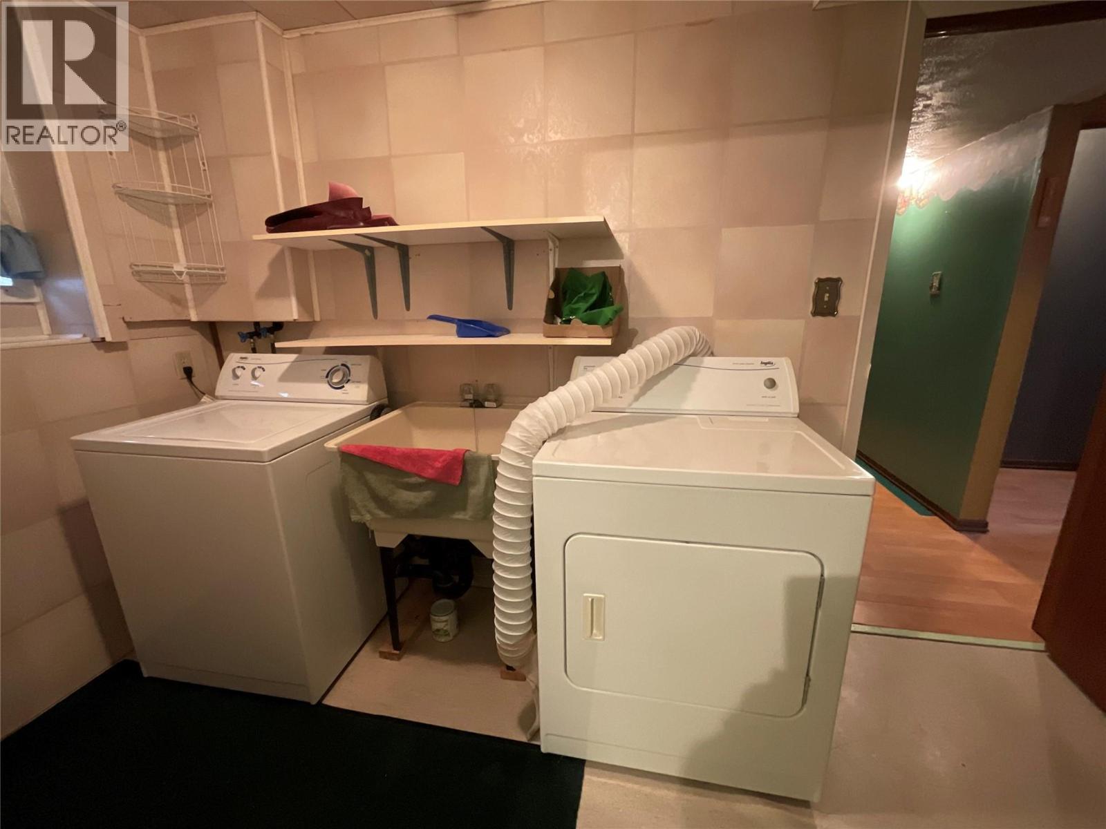 91 Wolverine Avenue, Tumbler Ridge, BC - Indoor Photo Showing Laundry Room