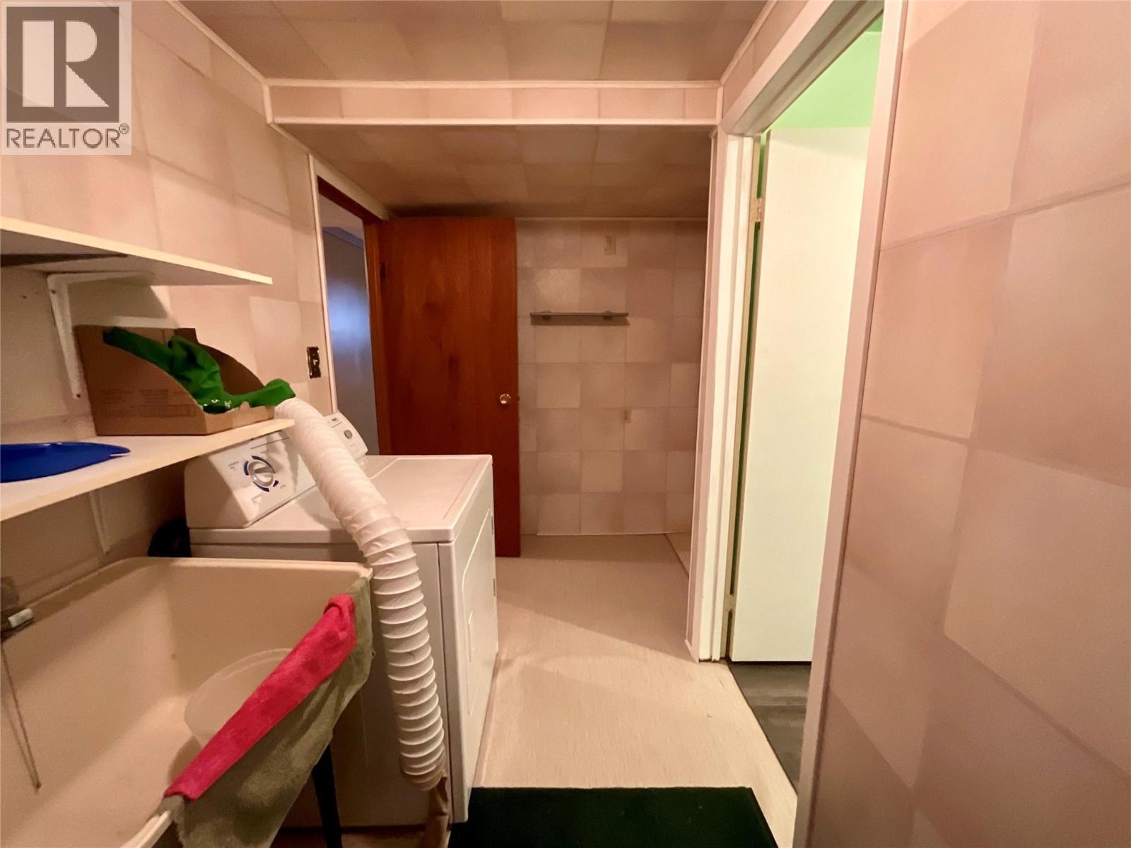 91 Wolverine Avenue, Tumbler Ridge, BC - Indoor Photo Showing Laundry Room