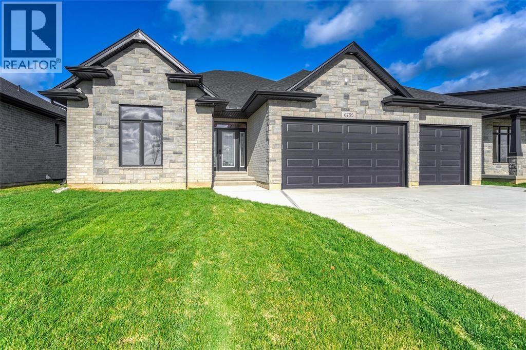 3562 Paul Crescent, Plympton-Wyoming, ON - Outdoor With Facade