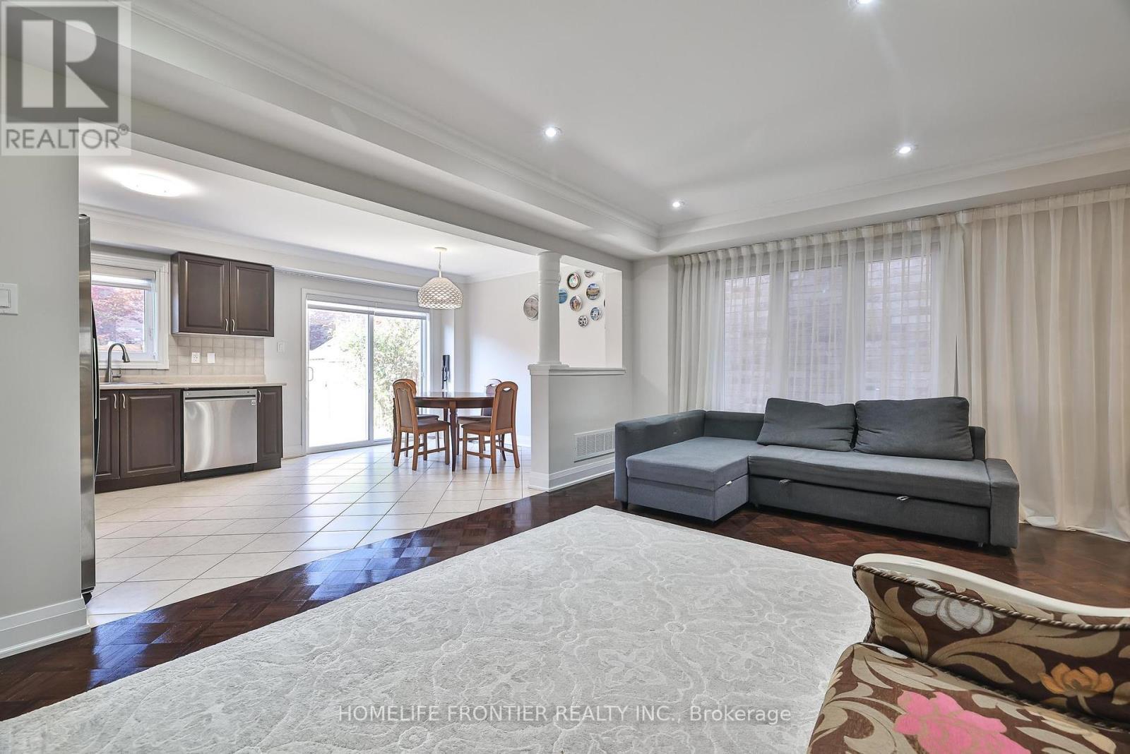 86 Venice Gate Drive, Vaughan, ON - Indoor Photo Showing Living Room