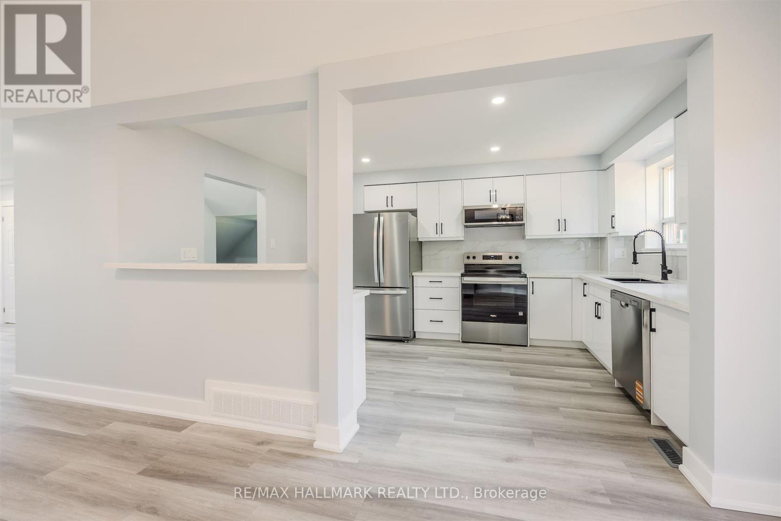 2126 Pashak Court, Mississauga, ON - Indoor Photo Showing Kitchen With Upgraded Kitchen