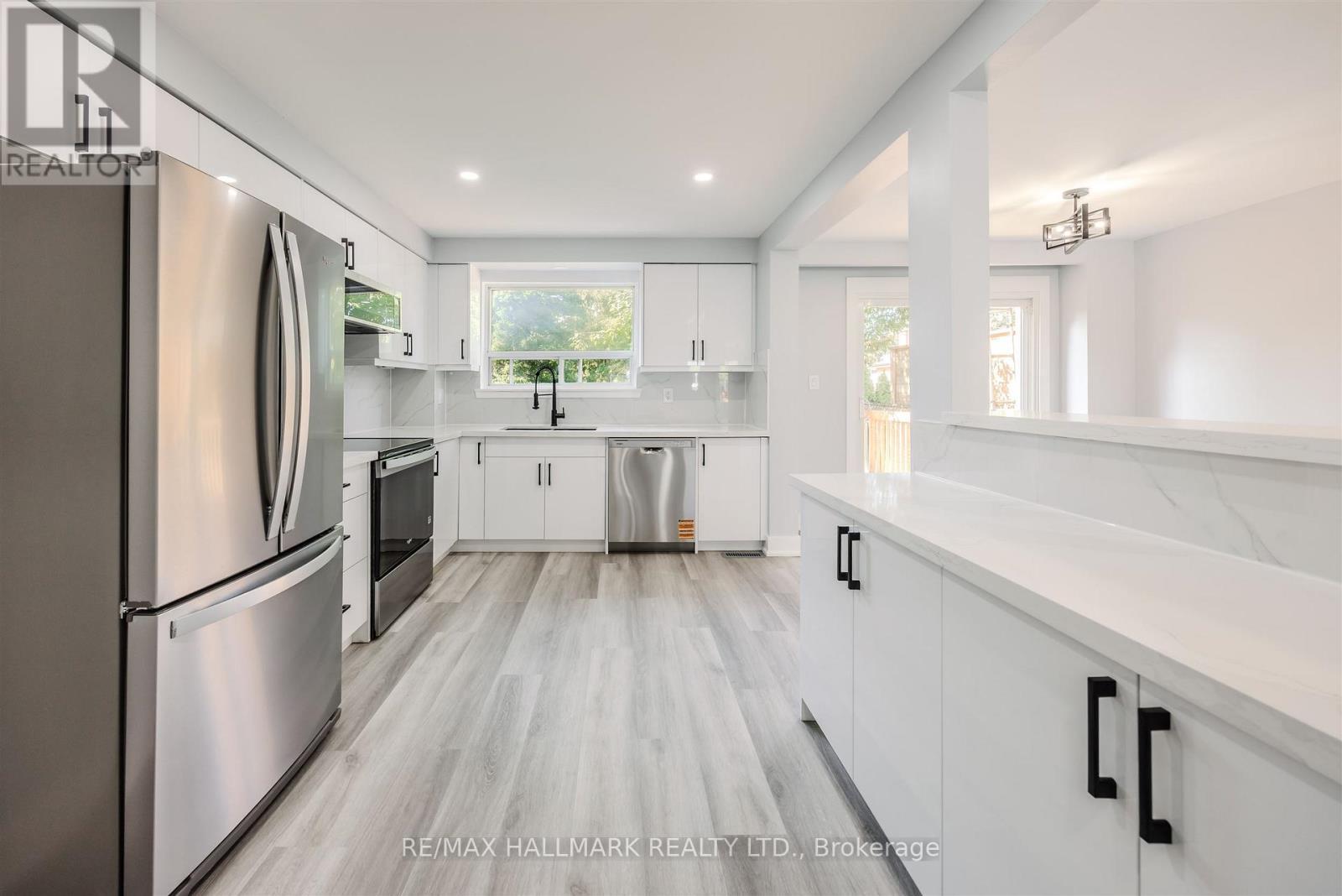 2126 Pashak Court, Mississauga, ON - Indoor Photo Showing Kitchen With Upgraded Kitchen