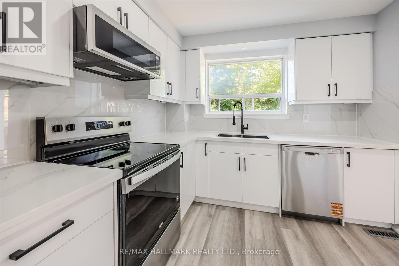 2126 Pashak Court, Mississauga, ON - Indoor Photo Showing Kitchen With Double Sink