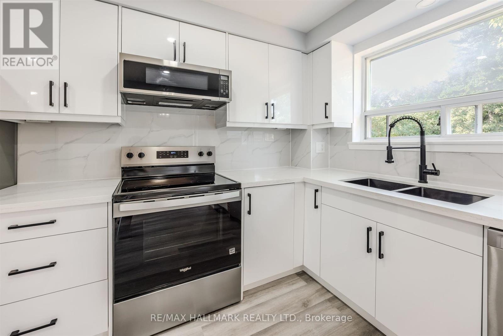 2126 Pashak Court, Mississauga, ON - Indoor Photo Showing Kitchen With Double Sink