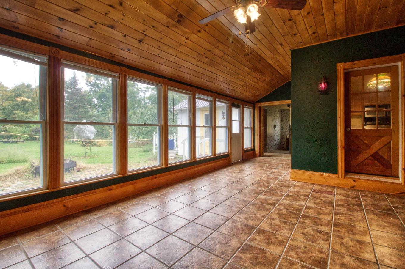 Solarium/Verrière - 56 Ch. Ridge, Hinchinbrooke, QC - Indoor Photo Showing Other Room