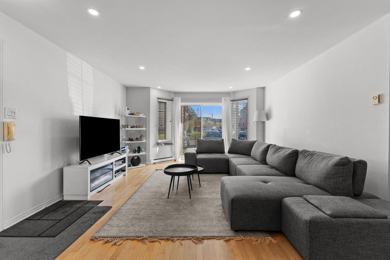 Salon - 1-3507 Boul. Du Souvenir, Laval (Chomedey), QC - Indoor Photo Showing Living Room