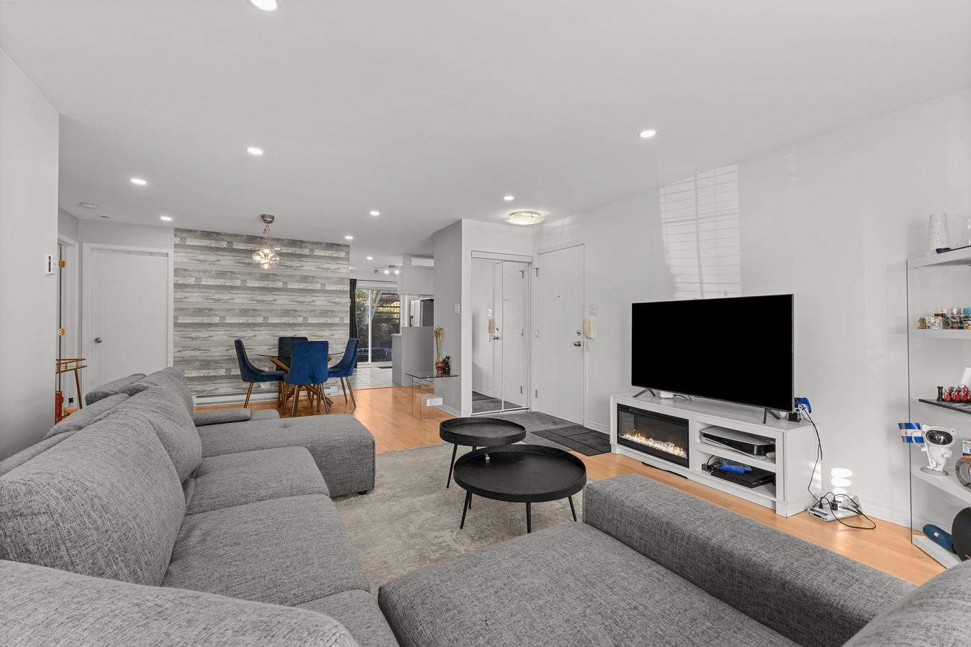 Salon - 1-3507 Boul. Du Souvenir, Laval (Chomedey), QC - Indoor Photo Showing Living Room