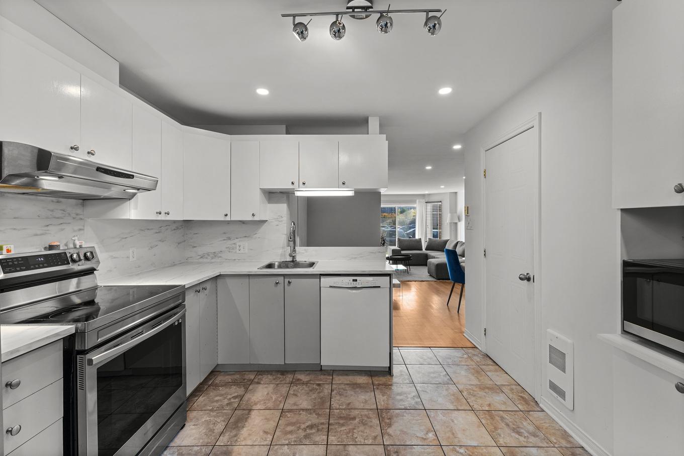 Cuisine - 1-3507 Boul. Du Souvenir, Laval (Chomedey), QC - Indoor Photo Showing Kitchen With Upgraded Kitchen