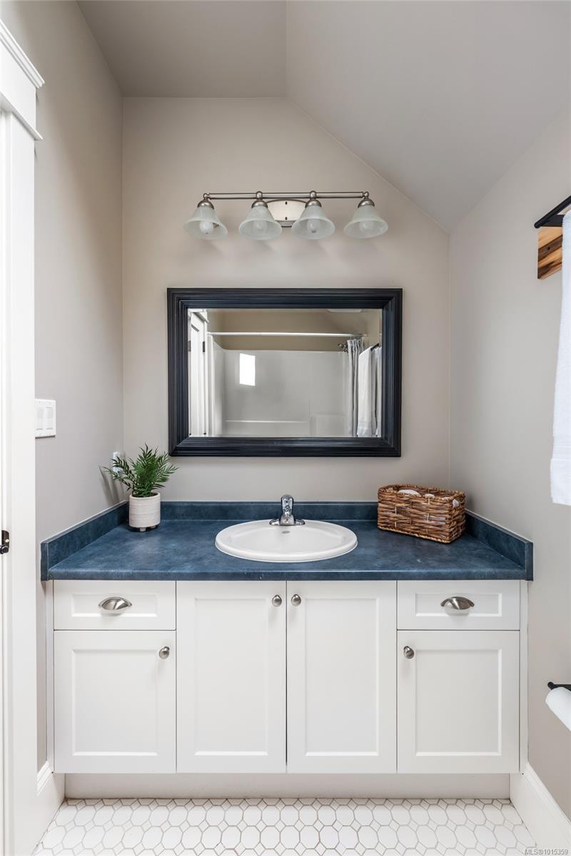 1453 White Pine Terr, Highlands, BC