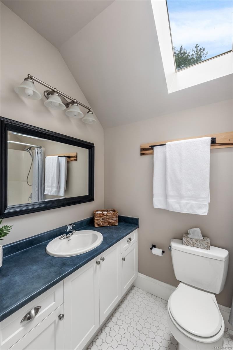 1453 White Pine Terr, Highlands, BC