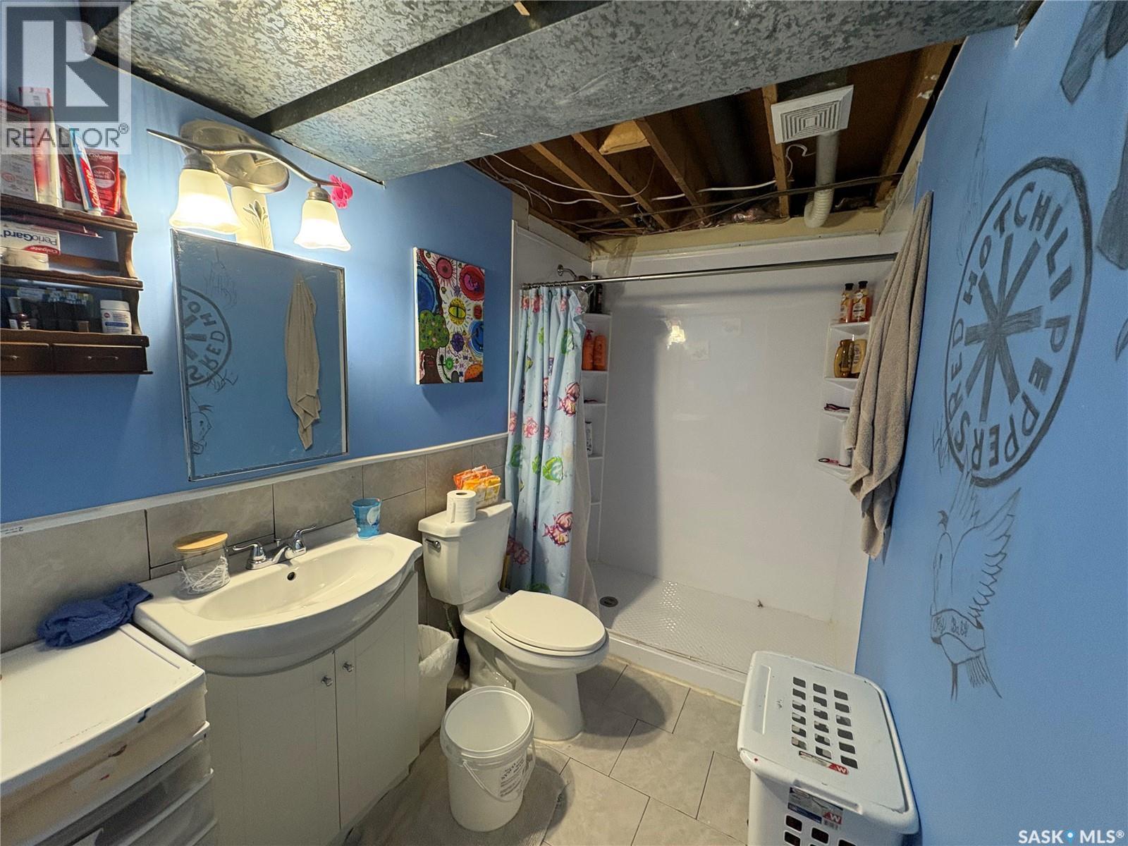 5532 2Nd Avenue N, Regina, SK - Indoor Photo Showing Bathroom