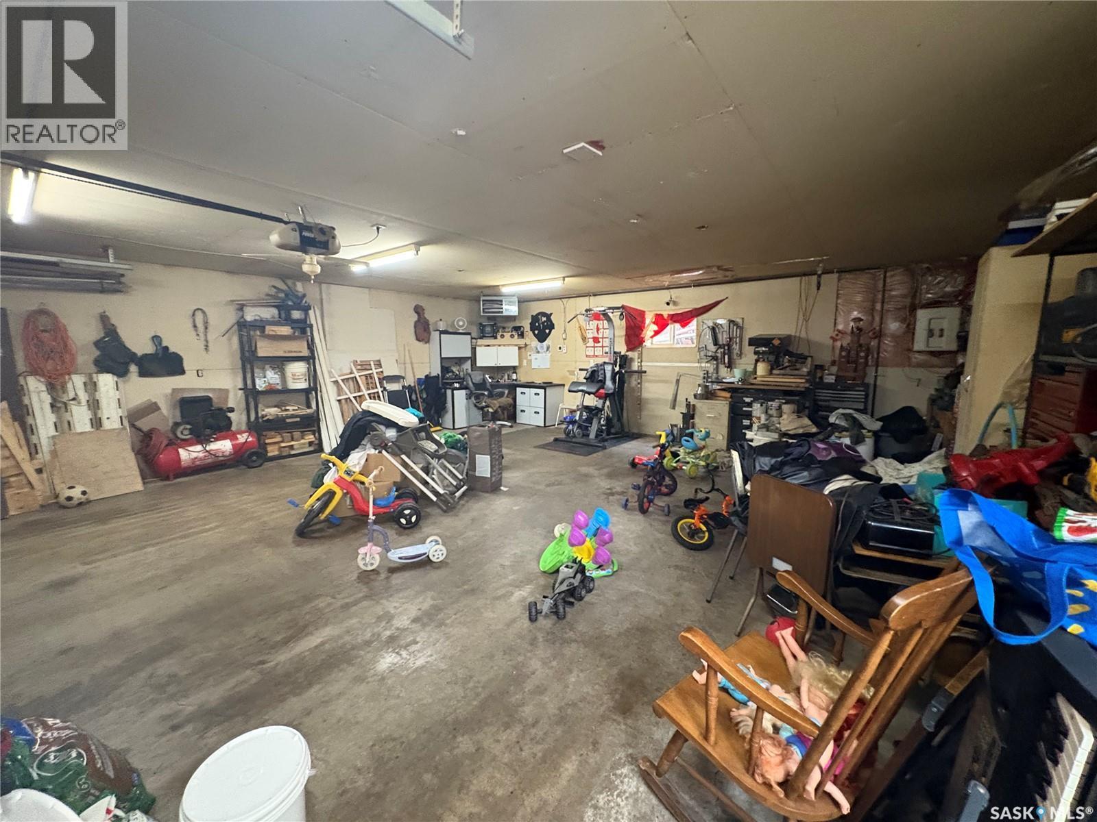 5532 2Nd Avenue N, Regina, SK - Indoor Photo Showing Garage