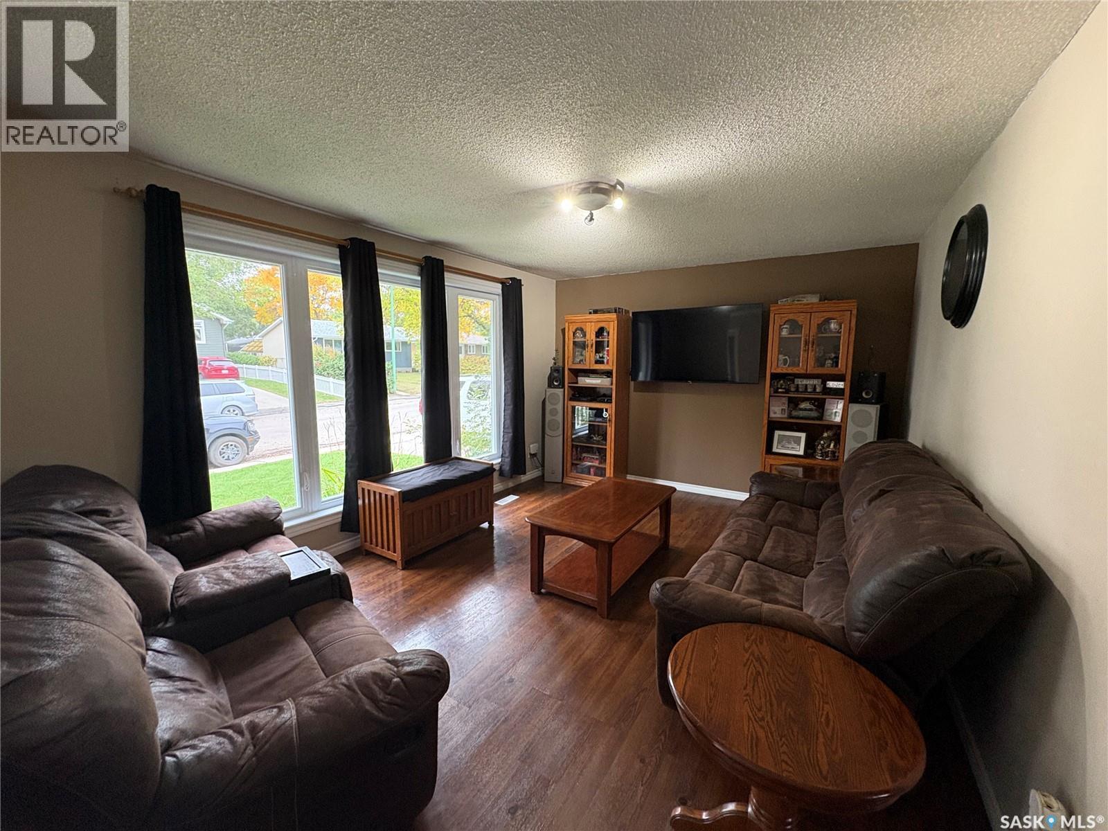 5532 2Nd Avenue N, Regina, SK - Indoor Photo Showing Living Room