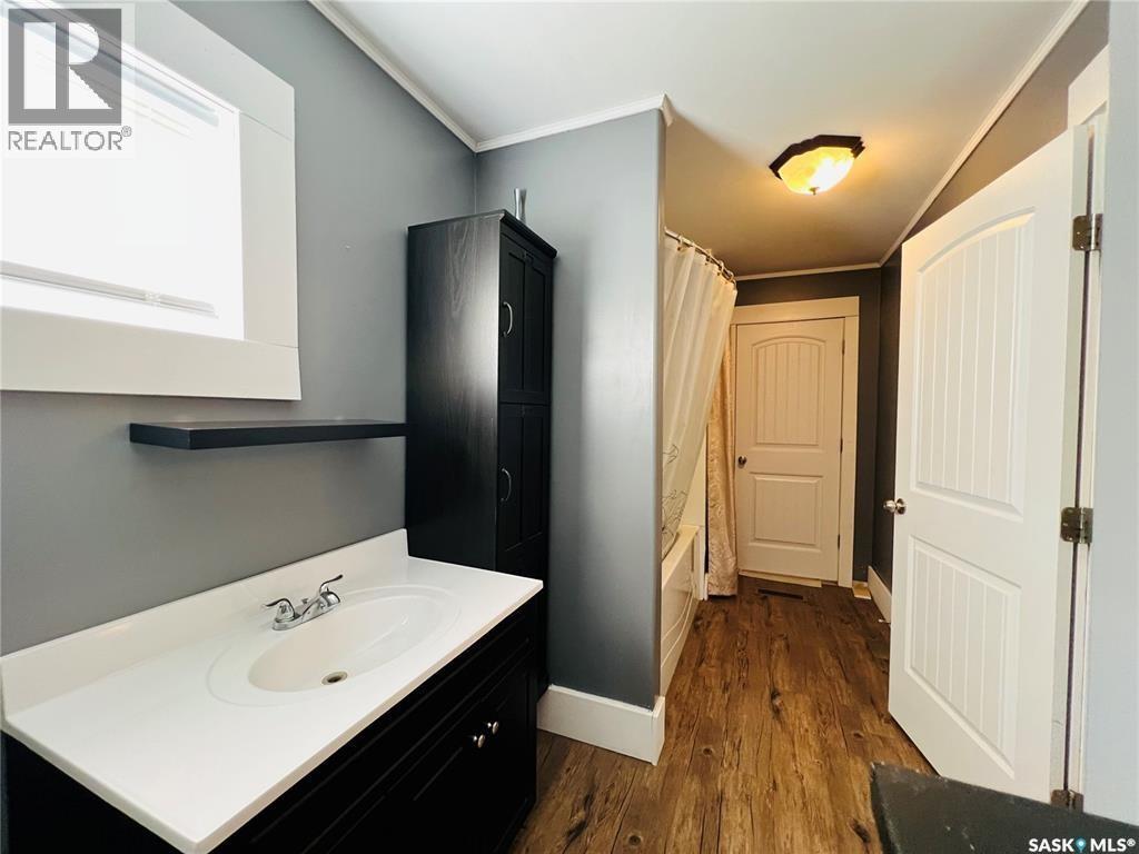 82 3Rd Avenue E, Central Butte, SK - Indoor Photo Showing Bathroom