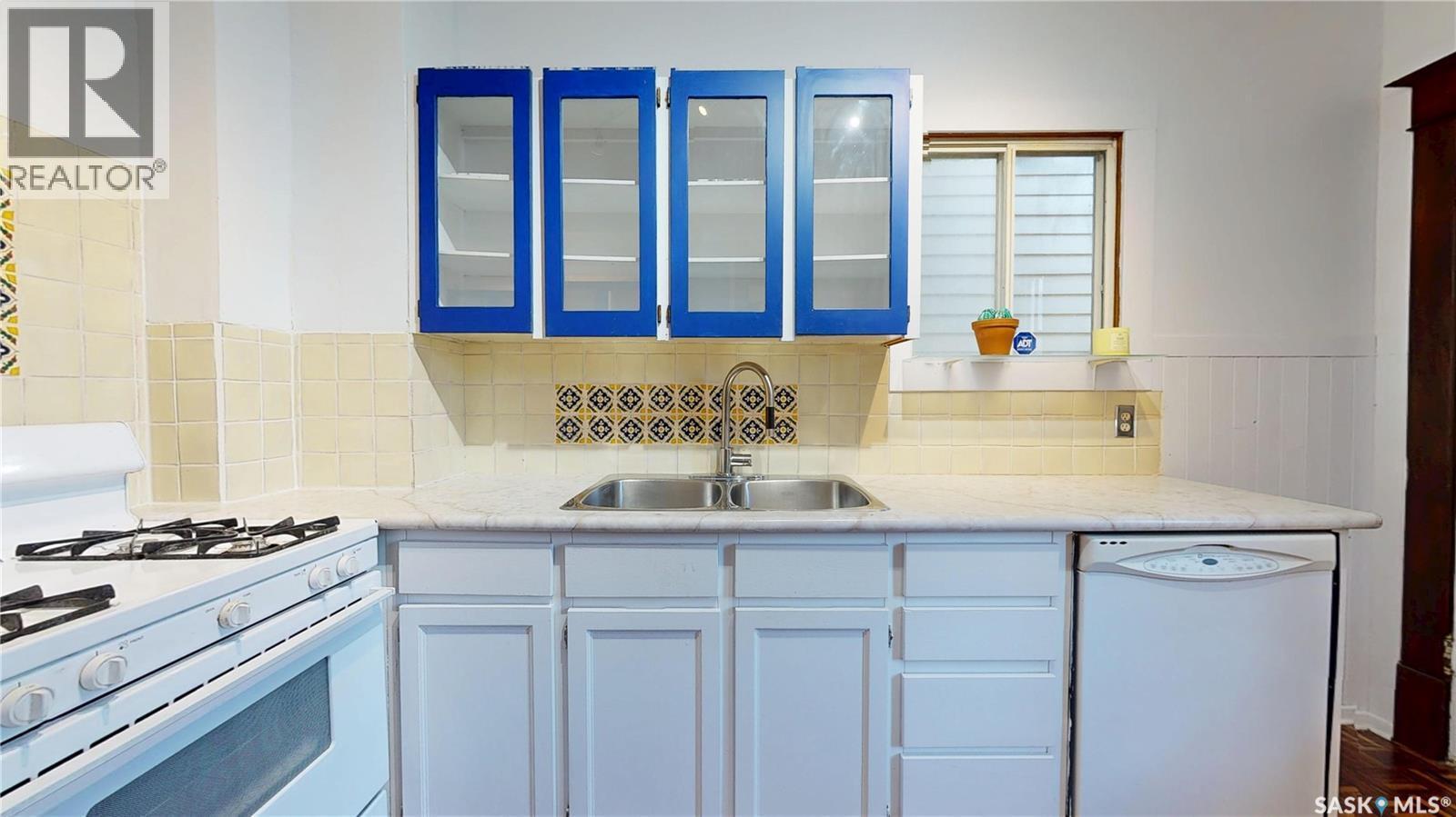 2053 Rae Street, Regina, SK - Indoor Photo Showing Kitchen With Double Sink