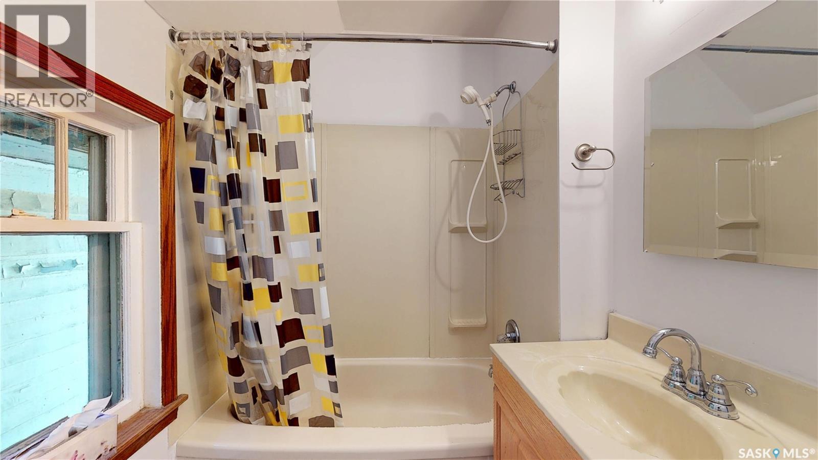 2053 Rae Street, Regina, SK - Indoor Photo Showing Bathroom