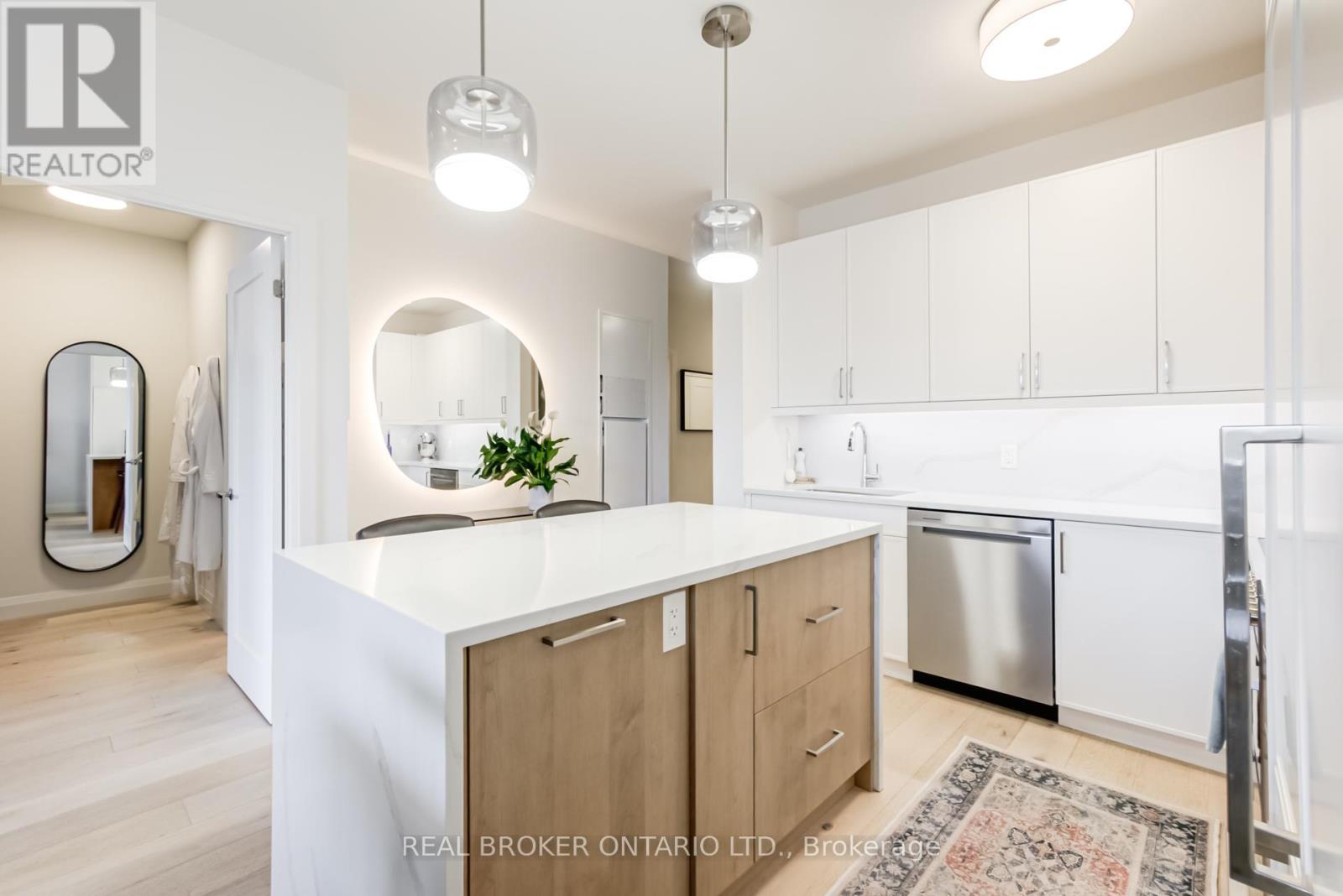 205 - 500 Brock Avenue, Burlington, ON - Indoor Photo Showing Kitchen With Upgraded Kitchen