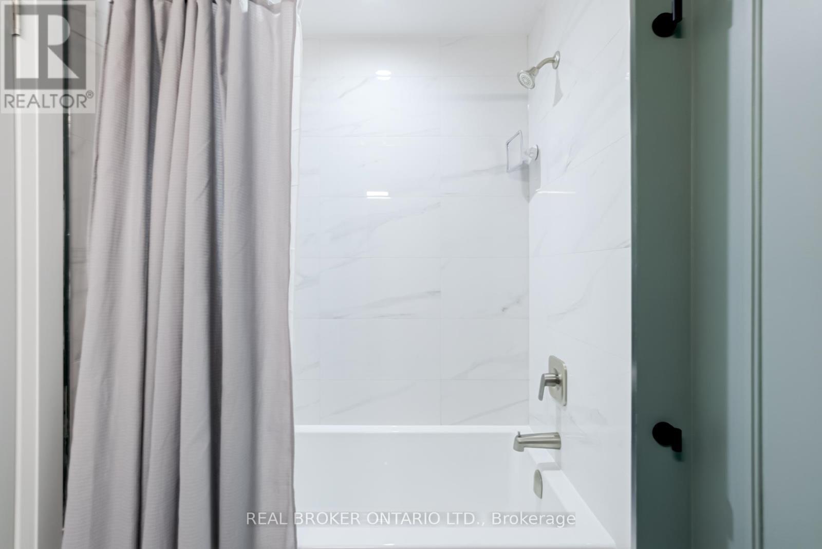 205 - 500 Brock Avenue, Burlington, ON - Indoor Photo Showing Bathroom