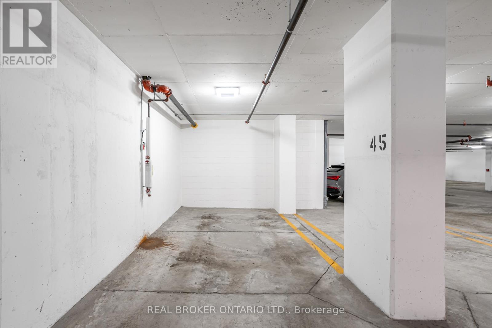 205 - 500 Brock Avenue, Burlington, ON - Indoor Photo Showing Garage