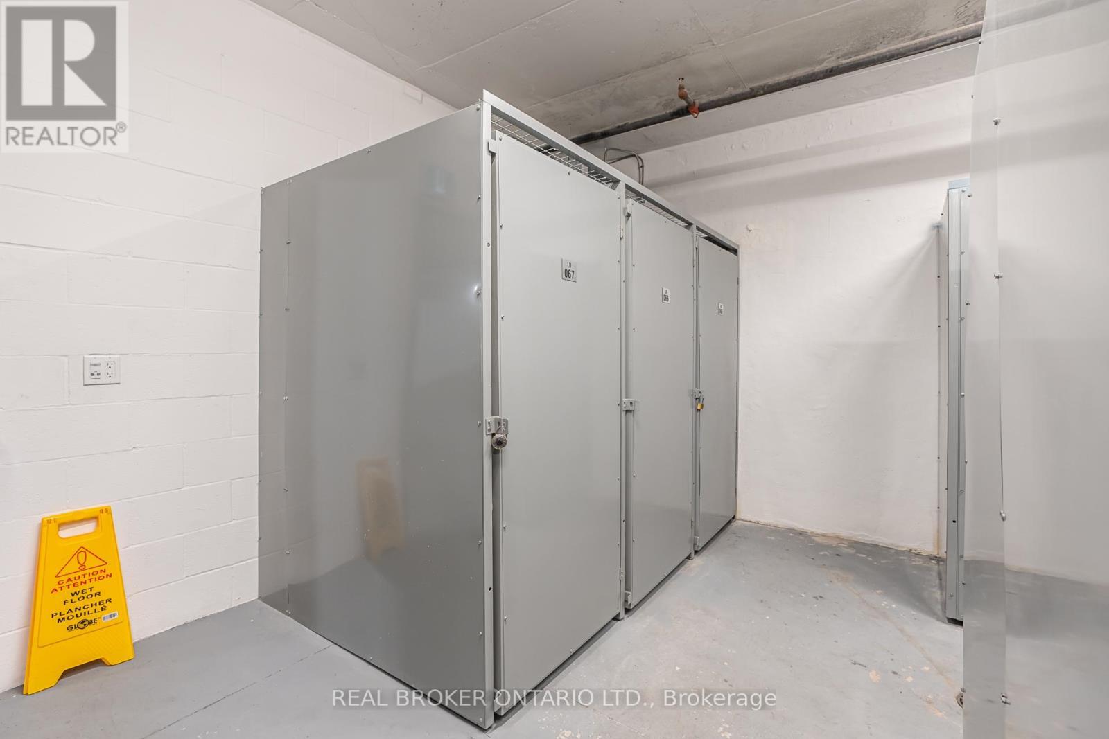 205 - 500 Brock Avenue, Burlington, ON - Indoor Photo Showing Garage