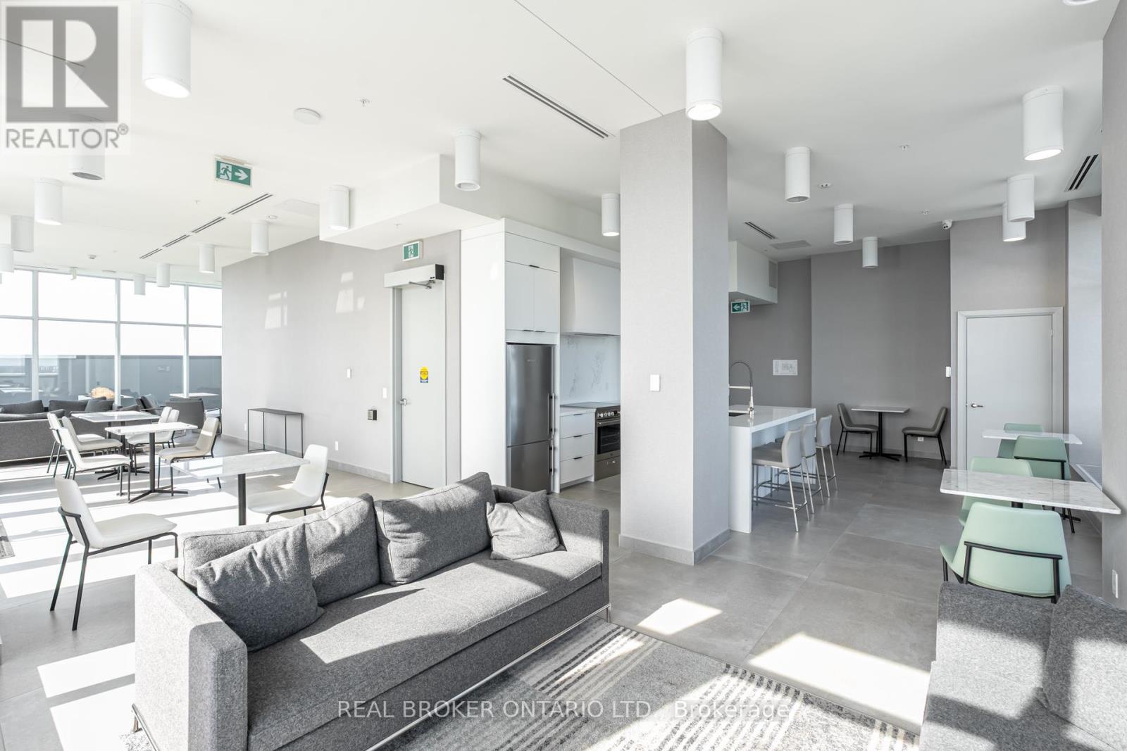 205 - 500 Brock Avenue, Burlington, ON - Indoor