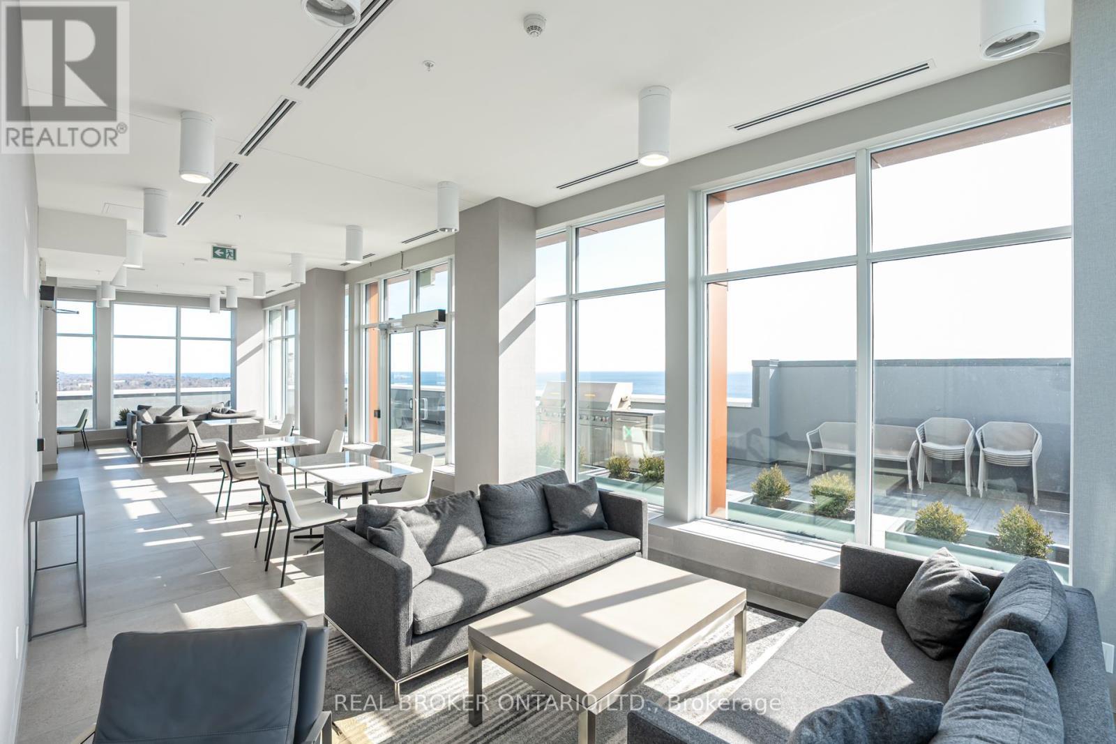 205 - 500 Brock Avenue, Burlington, ON - Indoor Photo Showing Living Room