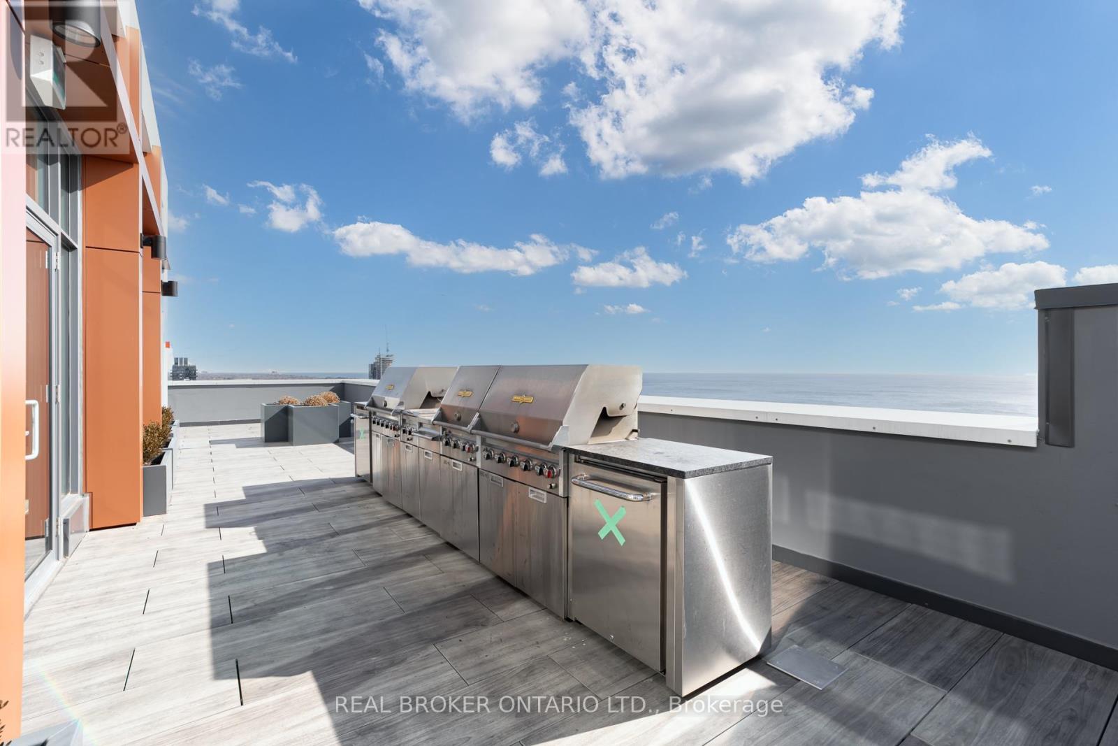 205 - 500 Brock Avenue, Burlington, ON - Outdoor